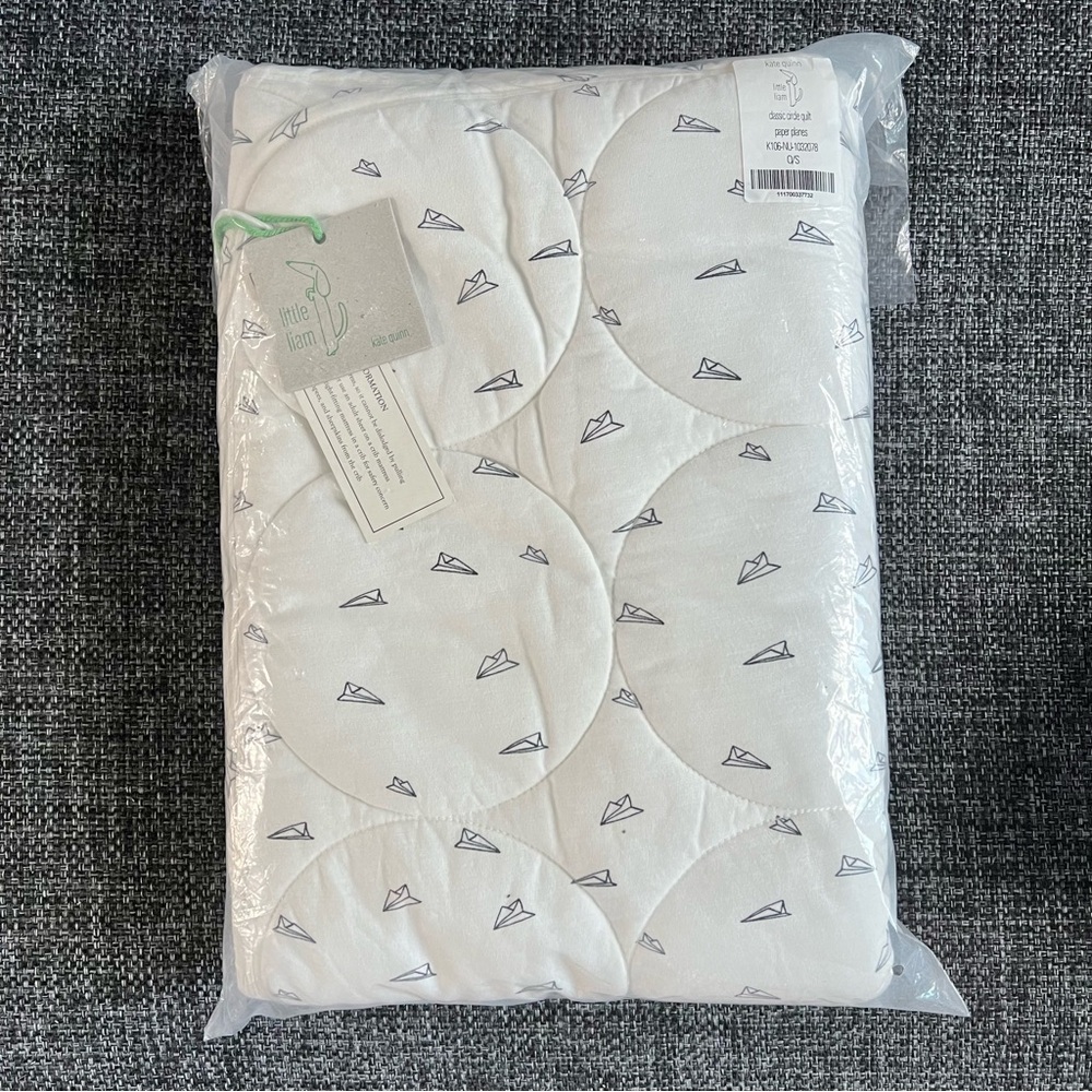 NWT Kate Quinn Classic Circle Quilt- Paper Planes